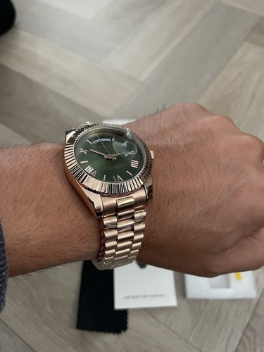 Men rose gold day - day, date